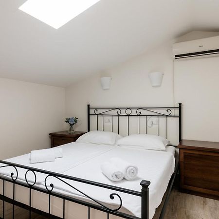 Miracolo Di Mare Retro Bed & Breakfast ไพราน ภายนอก รูปภาพ