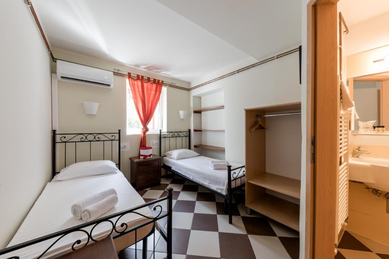 Miracolo Di Mare Retro Bed & Breakfast ไพราน ภายนอก รูปภาพ