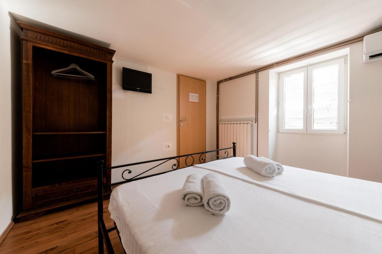 Miracolo Di Mare Retro Bed & Breakfast ไพราน ภายนอก รูปภาพ